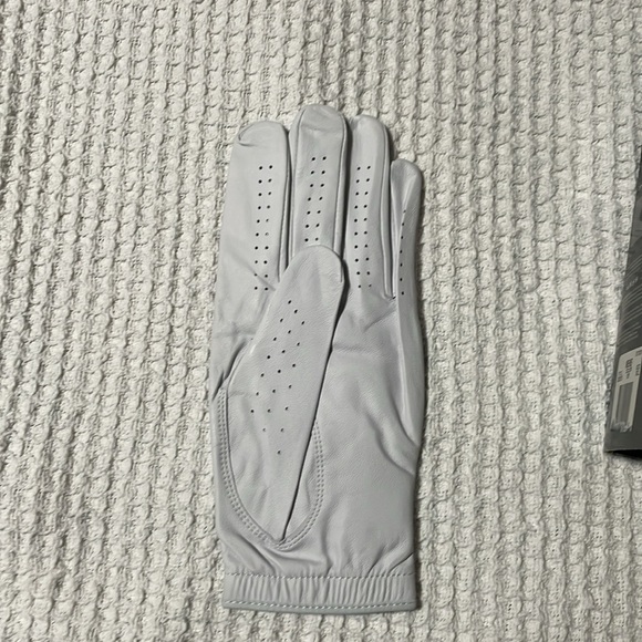 Nike tour golf glove - Picture 4 of 5